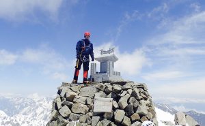 残雪の北アルプス3,190m峰でコーヒーを飲みにハイキング【奥穂高岳登頂】