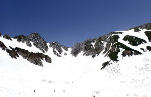 【残雪の木曽駒ケ岳で山歩】紺碧の空と純白の雪のコントラストに感動!!